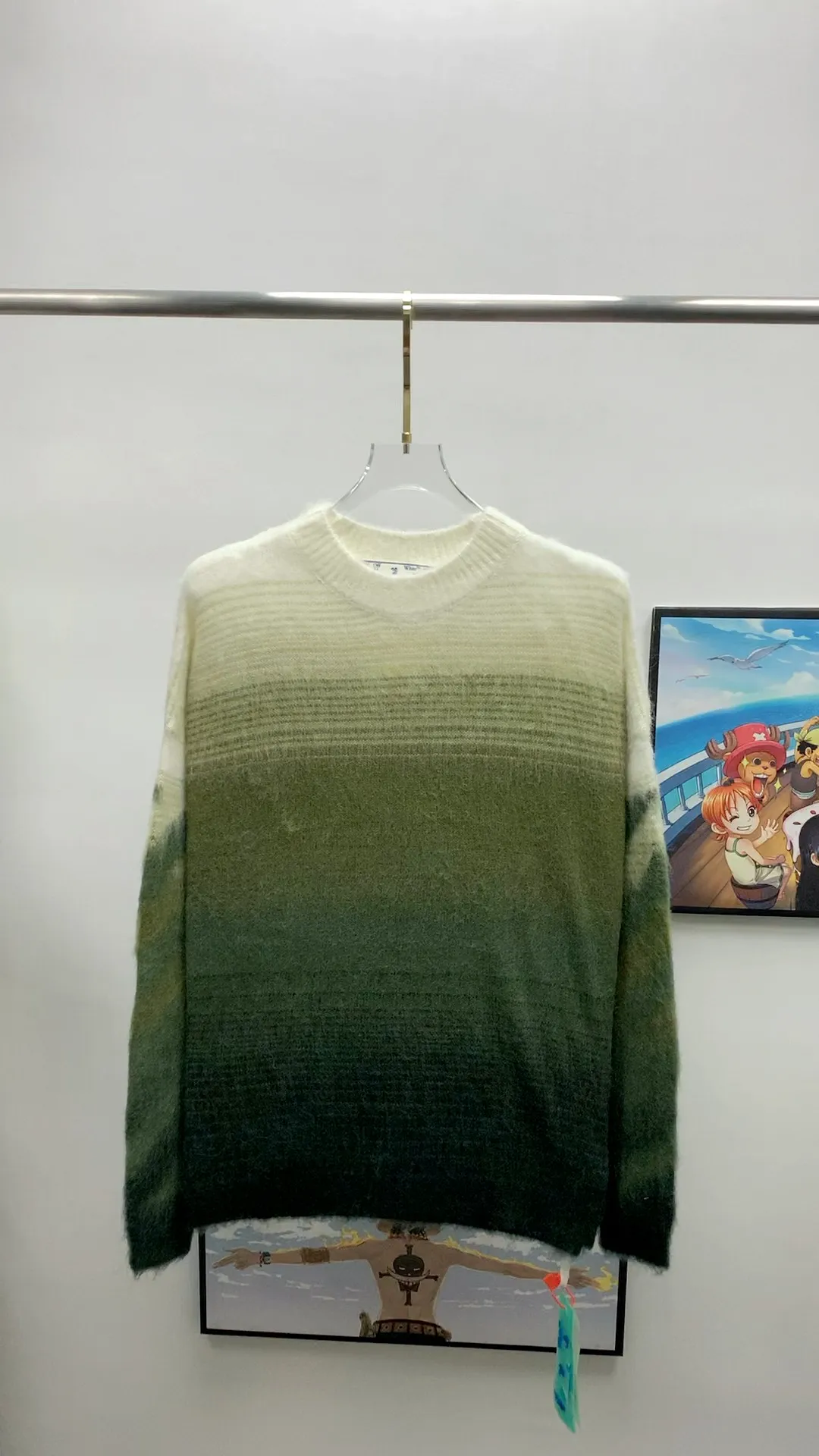 Frontal real shot video——New top tested version OFFWHITE (OW) gradient mohair striped arrow sweater hoodie gradient rendering arrow couple sweater Mohair (English Mohair; Turkish: MUKHYAR) refers to the coat of Angora goats, also known as Angora goat hair. The name comes from Turkish, meaning "the best hair". It has good elasticity, pressure resistance and special luster. It is an excellent raw material for making plush fabrics and one of the most advanced animal textile fiber raw materials in the world market. Mohair has a shape similar to long wool. The fiber surface is smooth, strong luster, high strength, good elasticity, less curl, and easy to wash. Mohair can be used in jacquard blankets, long-haired coats and high-gloss wool fabrics. Mohair sweaters from ow are released every year🛒 The same style and ever-changing colors. There is really no girl who doesn’t love it. It is super suitable for wearing under a down jacket in winter without being bulky! If the lower body is missing, their favorite os version🙋🏻‍♀️ intuitively adds natural softness and fairy beauty effect, which is the best choice! The upper body is lightweight and does not weigh down the body while keeping warm. The sleeves and the gradient arrow parts on the back are repeatedly patterned until the gradient level is satisfied before large-scale products are released. The craftsmanship is extremely demanding. Each sweater is woolen at least ten times to give it a plush, thick feel and good fluffiness! ✅ Fabric composition: 50% mohair 32 spandex 18% wool, three-level anti-pilling Color: black and white gradient Sizes Mohair is lighter and softer, so be careful not to machine wash it, not machine washable! ! emphasize! !  ⚠️Hand wash with warm water and cold water P:440